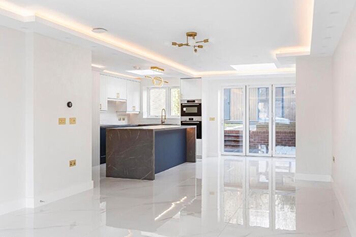 4 Bedroom Semi Detached House For Sale In Elmbank Avenue, Barnet, North London, EN5