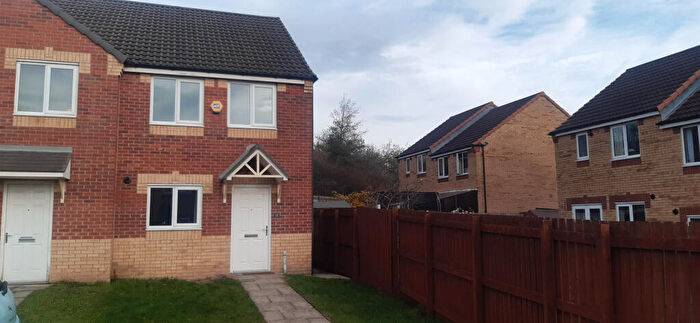 3 Bedroom Semi Detached House To Rent In High Broom Close, Bradford, West Yorkshire, BD4