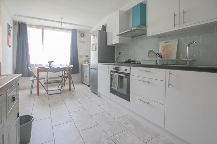 3 Bedroom Flat To Rent In West Lodge, London, E16