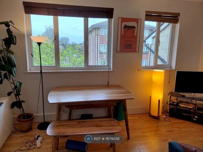 2 Bedroom Flat To Rent In Holly Street, London, E8
