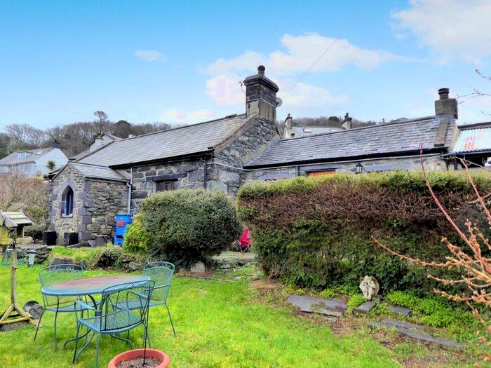 3 Bedroom Detached House For Sale In Tregarth, LL57