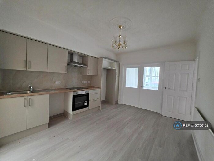 3 Bedroom Terraced House To Rent In South St, Rugby, CV21