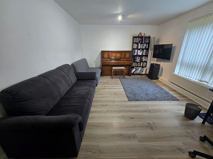 2 Bedroom Flat For Sale In Portal Close, Uxbridge, UB10