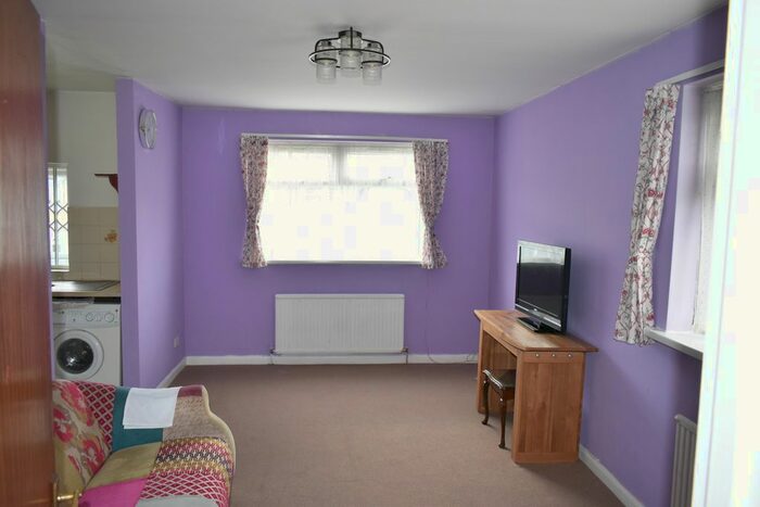 2 Bedroom Flat To Rent In Robin Hood Way, Greenford, UB6
