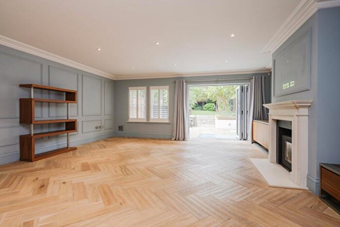 5 Bedroom Town House To Rent In Larchfield Close, Weybridge, KT13
