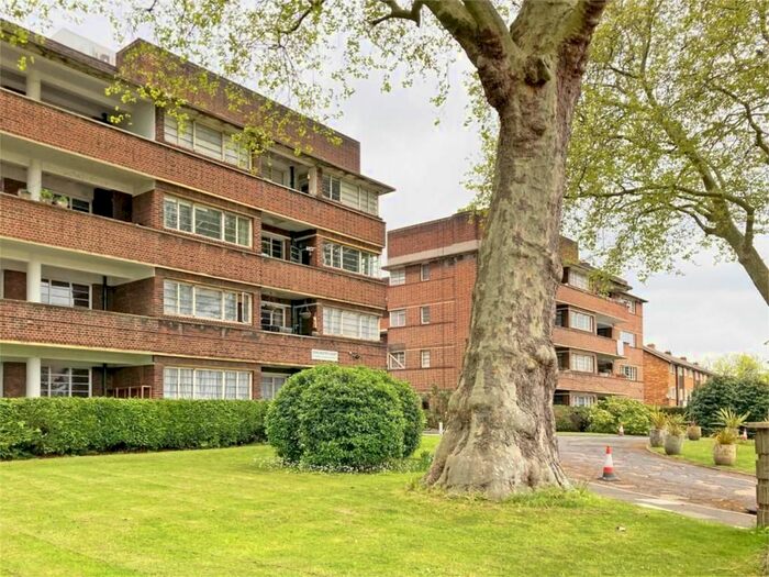 2 Bedroom Flat To Rent In Dorchester Court, Herne Hill, London, SE24