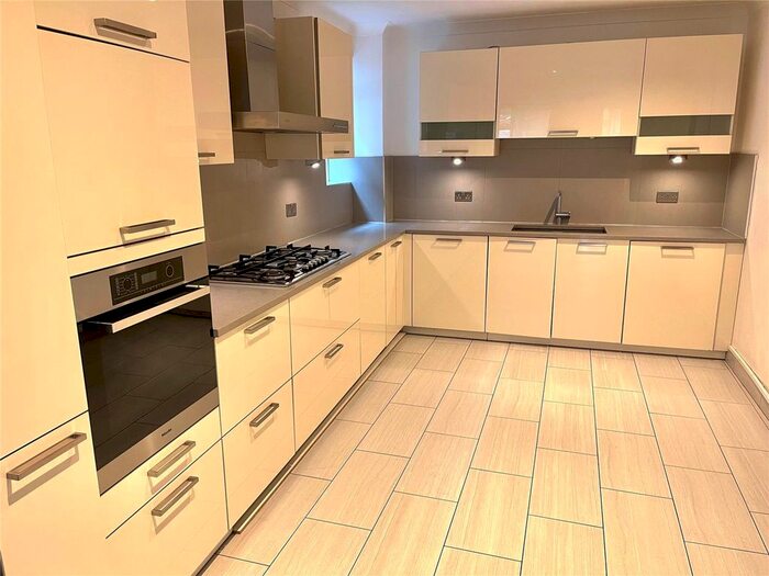 4 Bedroom Detached House To Rent In Ashley Lane, London, NW4