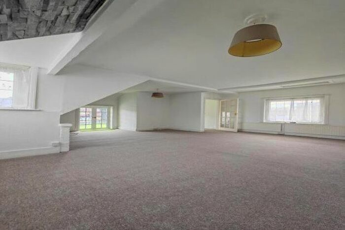 3 Bedroom Flat To Rent In Cooden Sea Road, Bexhill-On-Sea, TN39