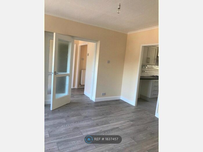 3 Bedroom Flat To Rent In Courtlands Avenue, London, SE12