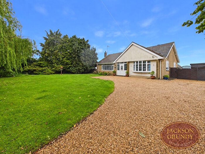 4 Bedroom Detached Bungalow For Sale In Long Buckby Road, Daventry, NN11