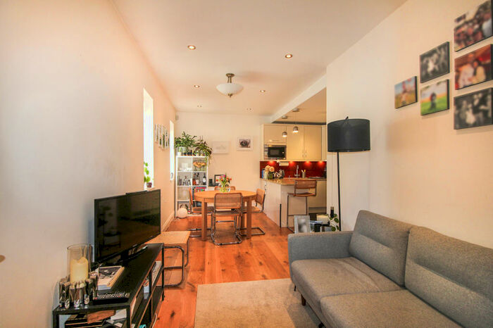 2 Bedroom Flat To Rent In Cranbourne Gardens, London, NW11