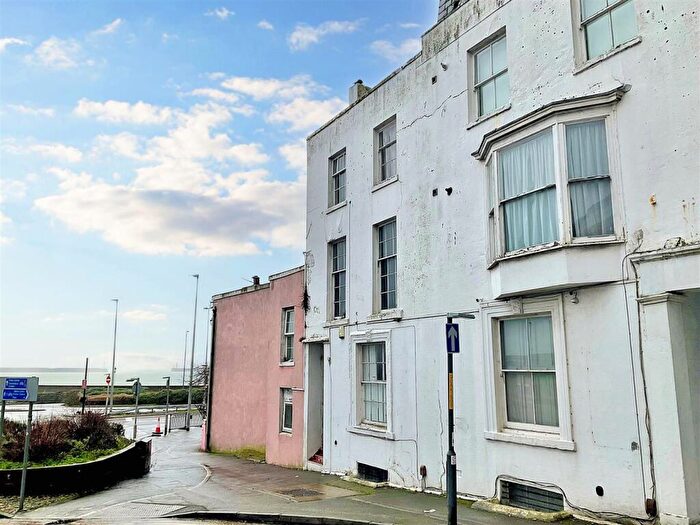 1 Bedroom Flat To Rent In - East Cliff, Dover, CT16