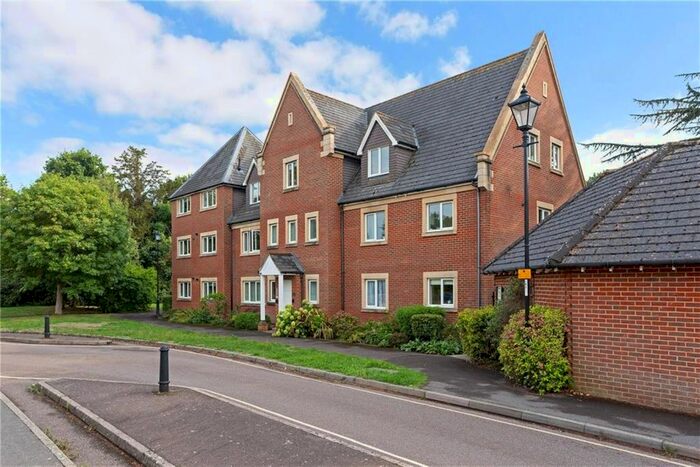 2 Bedroom Flat To Rent In Tanbridge Park, Horsham, West Sussex, RH12