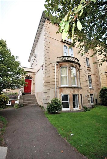 4 Bedroom Apartment To Rent In Hall Floor Flat, Westfield Park, BS6