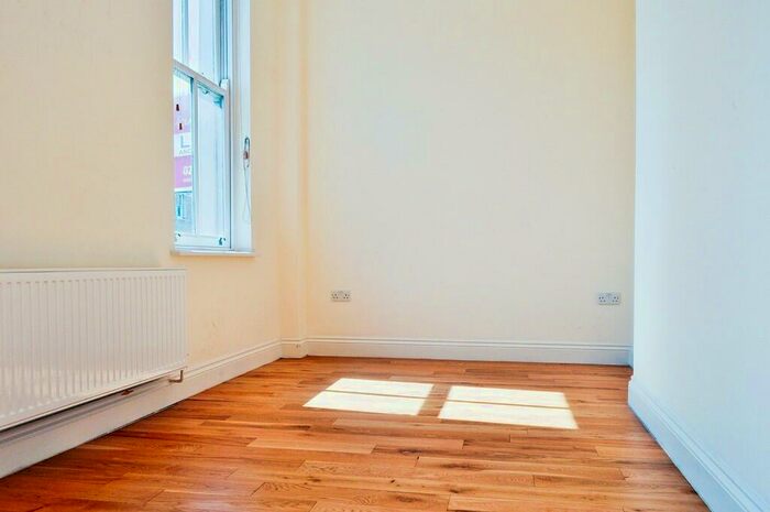 2 Bedroom Flat To Rent In Bethnal Green Road, London, E2
