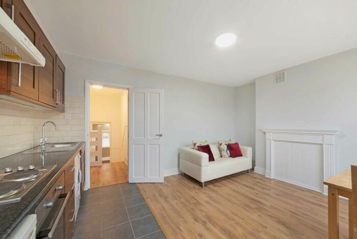 1 Bedroom Semi-Detached House To Rent In Davisville Road, Shephards Bush, Chiswick, Goldhawk Road W12