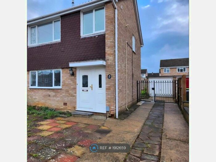 3 Bedroom Semi-Detached House To Rent In Frome Close, Bedford, MK41