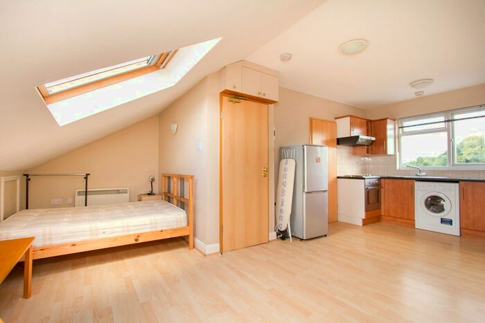 Studio To Rent In Brent Street, Hendon, London, NW4