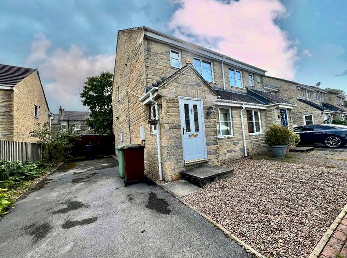 2 Bedroom Property To Rent In Middlemost Close, Birkby, Huddersfield, HD2