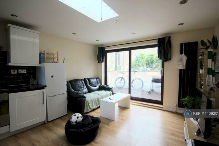 2 Bedroom Semi-Detached House To Rent In Amersham Road, London, SE14
