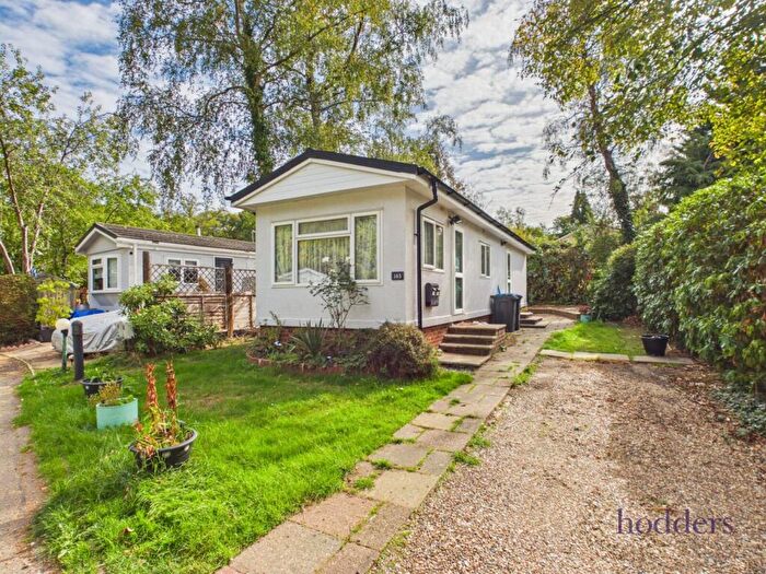 1 Bedroom Park Home For Sale In Lyne, Surrey, KT16