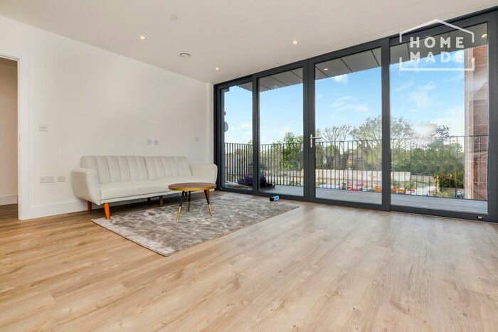 2 Bedroom Flat To Rent In Sandown House, Staines, TW18