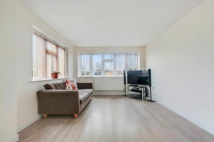 2 Bedroom Flat To Rent In Parkside Avenue, Romford, RM1