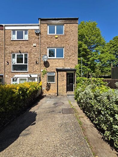 4 Bedroom End Of Terrace House For Sale In Ellfield Court, Northampton, NN3