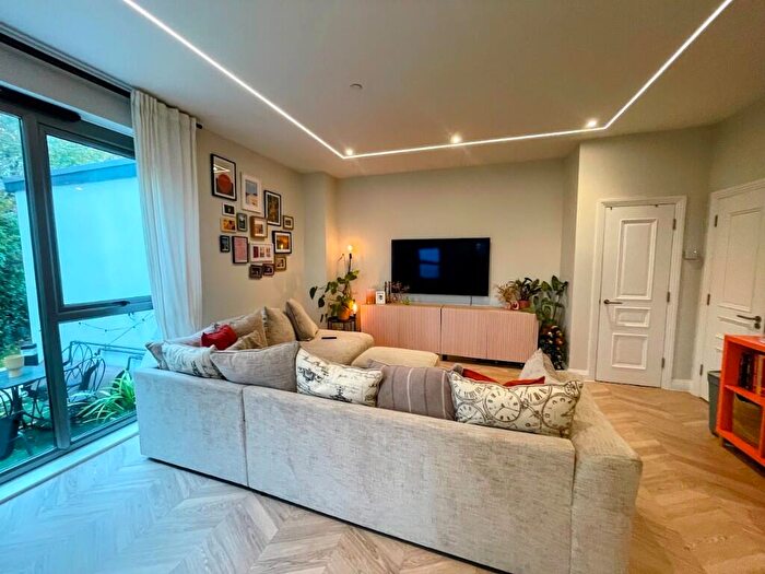 2 Bedroom Flat To Rent In Somerford Road, Christchurch, BH23