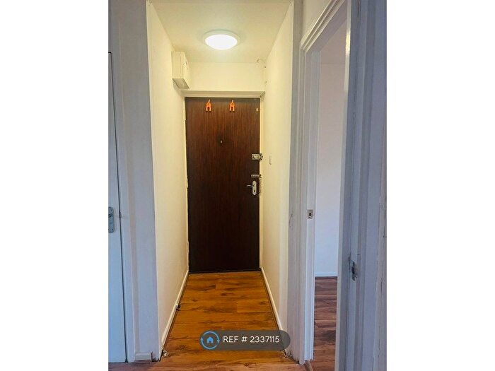 2 Bedroom Flat To Rent In Quilter Close, Luton, LU3