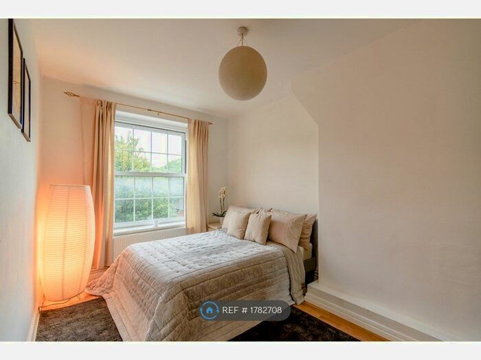 3 Bedroom Flat To Rent In Harper Road, London, SE1