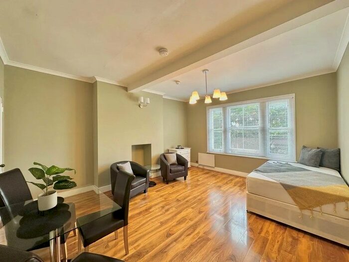 Studio To Rent In Elsham Road, W14