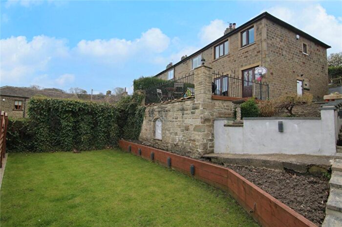 3 Bedroom End Of Terrace House For Sale In Dale View, Steeton, BD20