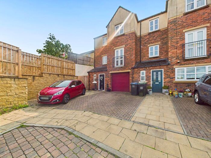 4 Bedroom Town House To Rent In Queens Gate, Consett, Durham, DH8