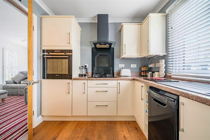 2 Bedroom Mobile/park Home For Sale In Bletchenden Road, Headcorn, Ashford, TN27