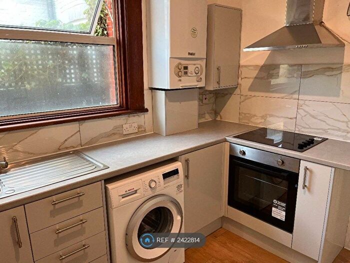 2 Bedroom Flat To Rent In Heythorp Street, London, SW18