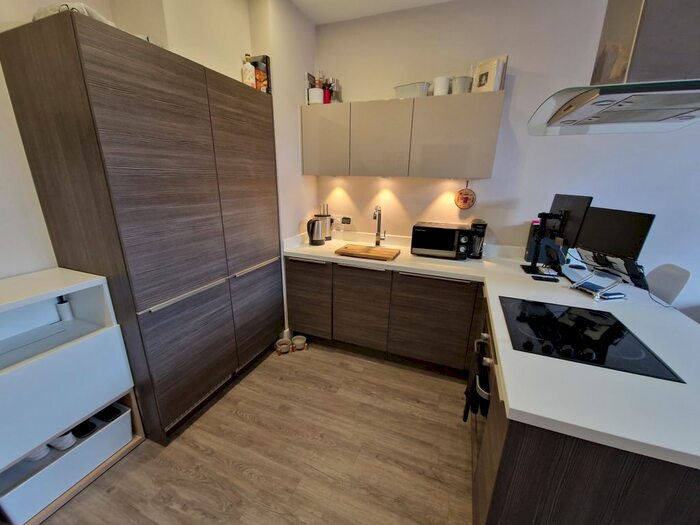 1 Bedroom Flat To Rent In Greenleigh Court, Dawsons Square, Leeds, West Yorkshire, Fz, Uk, LS28