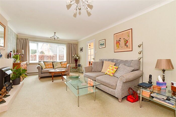 4 Bedroom Link Detached House For Sale In Beacon Walk, Tenterden, Kent, TN30