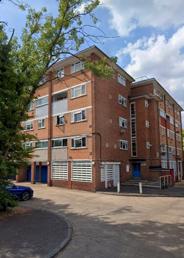 3 Bedroom Flat To Rent In Oakfield Close, New Malden, KT3