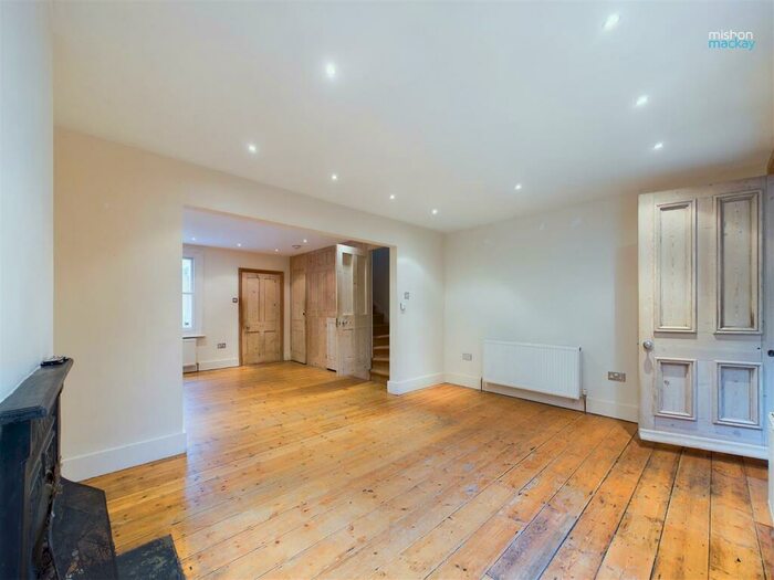 2 Bedroom House To Rent In Woodland Drive, Hove, BN3