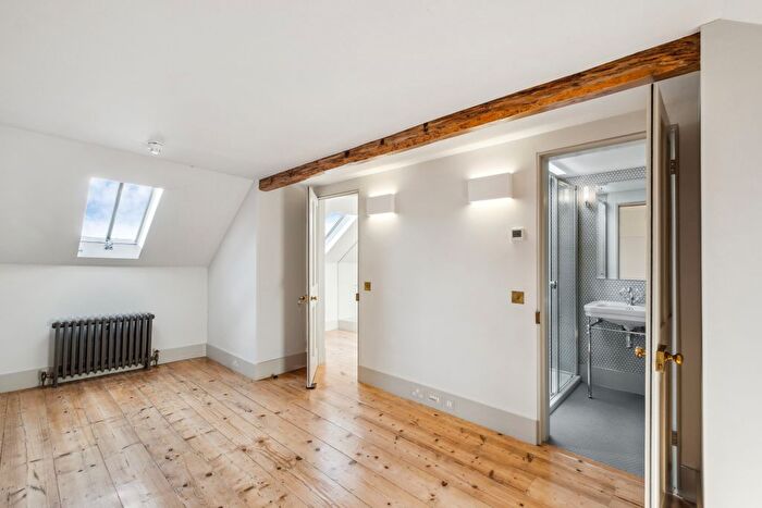 2 Bedroom Flat To Rent In Fitzroy Square, London, W1T