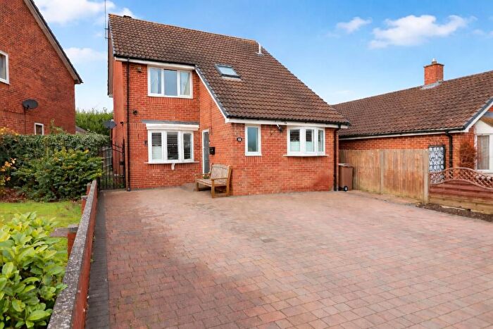 3 Bedroom Detached House For Sale In Gilder Close, Luton, Bedfordshire, LU3