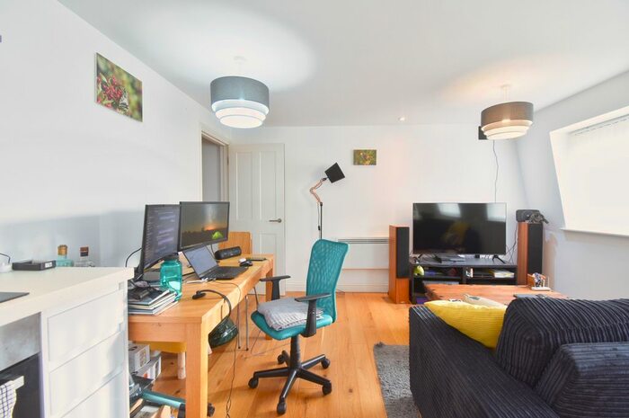 1 Bedroom Flat To Rent In Station Road, Redhill RH1