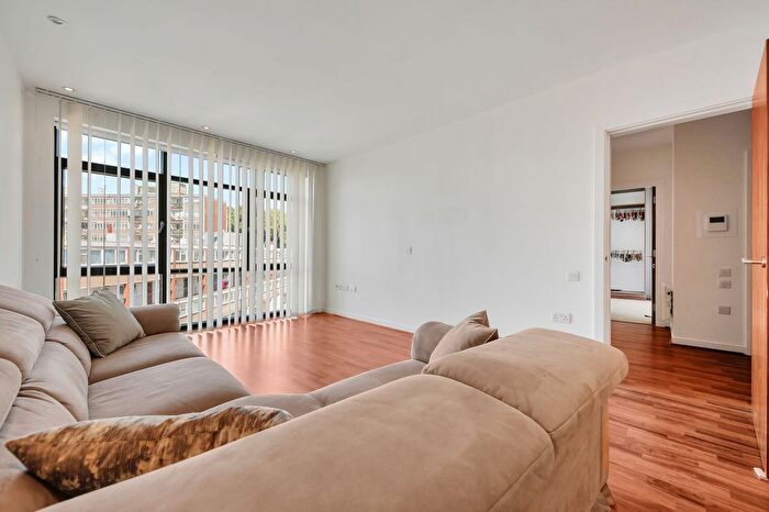 2 Bedroom Flat To Rent In Copenhagen Place, Limehouse, E14