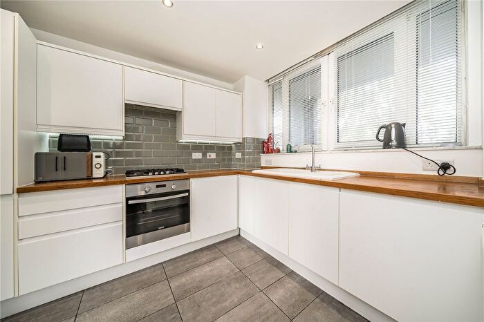2 Bedroom Flat To Rent In Ravenscroft Street, London, E2