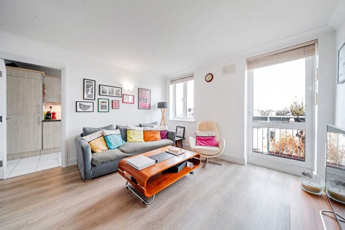 2 Bedroom Flat For Sale In Clapham High Street, London, SW4