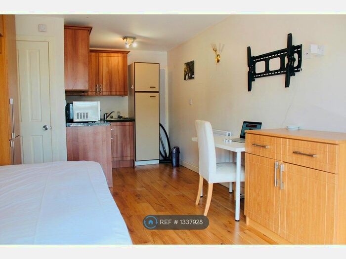 Studio To Rent In Oakley Close, Isleworth, TW7