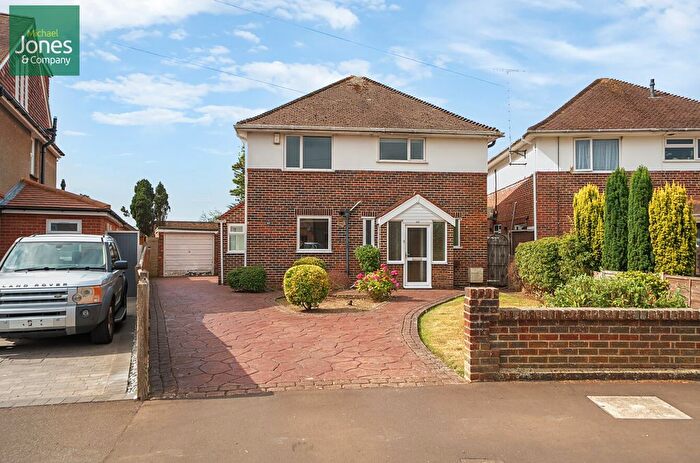 3 Bedroom Detached House To Rent In Broomfield Avenue, Worthing, West Sussex, BN14