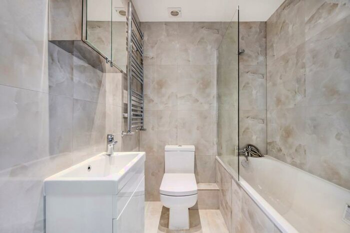 2 Bedroom Flat To Rent In Finchley Road, Temple Fortune, London, NW11