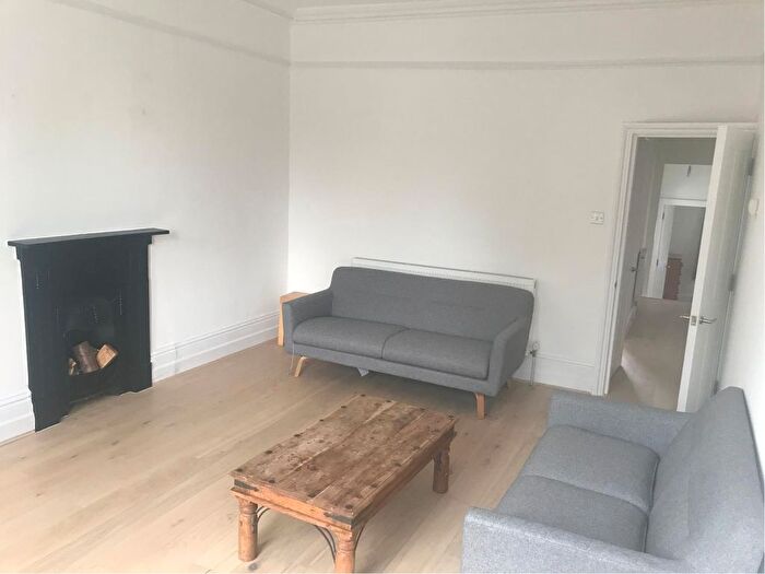 2 Bedroom Flat To Rent In Haselrigge Road, Clapham, SW4